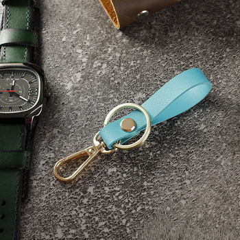 Bőr kulcstartó, négyzet alakú, koreai stílusú, dombornyomott logóval, ajándékba illő