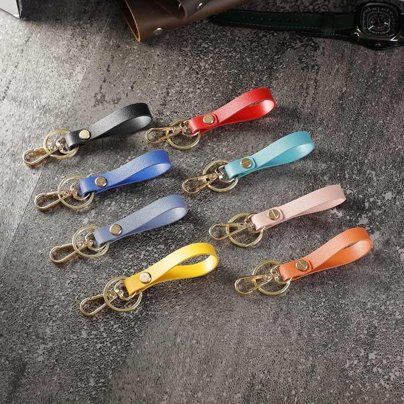 Bőr kulcstartó, négyzet alakú, koreai stílusú, dombornyomott logóval, ajándékba illő