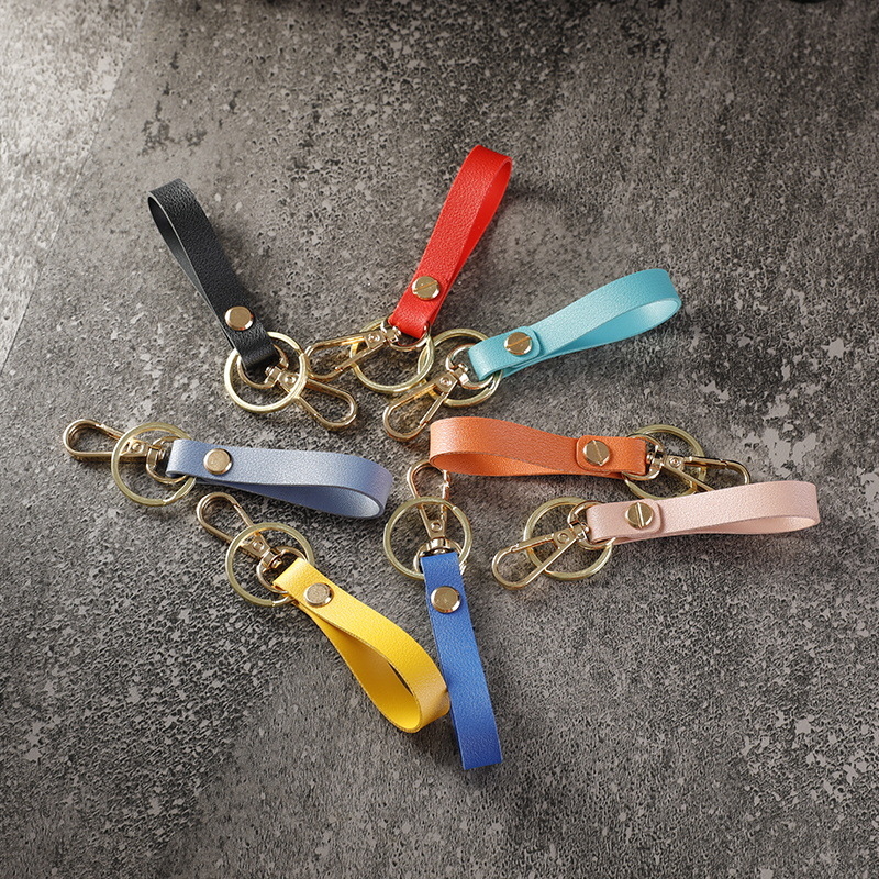 Bőr kulcstartó, négyzet alakú, koreai stílusú, dombornyomott logóval, ajándékba illő