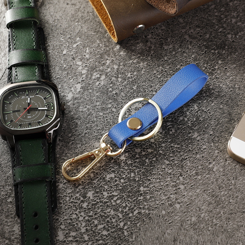 Bőr kulcstartó, négyzet alakú, koreai stílusú, dombornyomott logóval, ajándékba illő