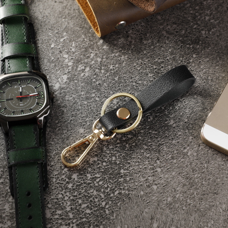 Bőr kulcstartó, négyzet alakú, koreai stílusú, dombornyomott logóval, ajándékba illő