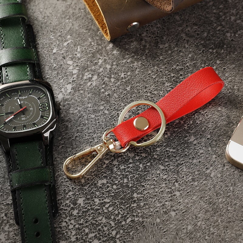 Bőr kulcstartó, négyzet alakú, koreai stílusú, dombornyomott logóval, ajándékba illő