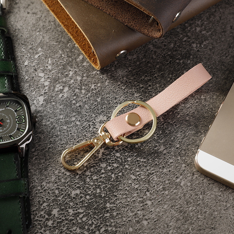 Bőr kulcstartó, négyzet alakú, koreai stílusú, dombornyomott logóval, ajándékba illő