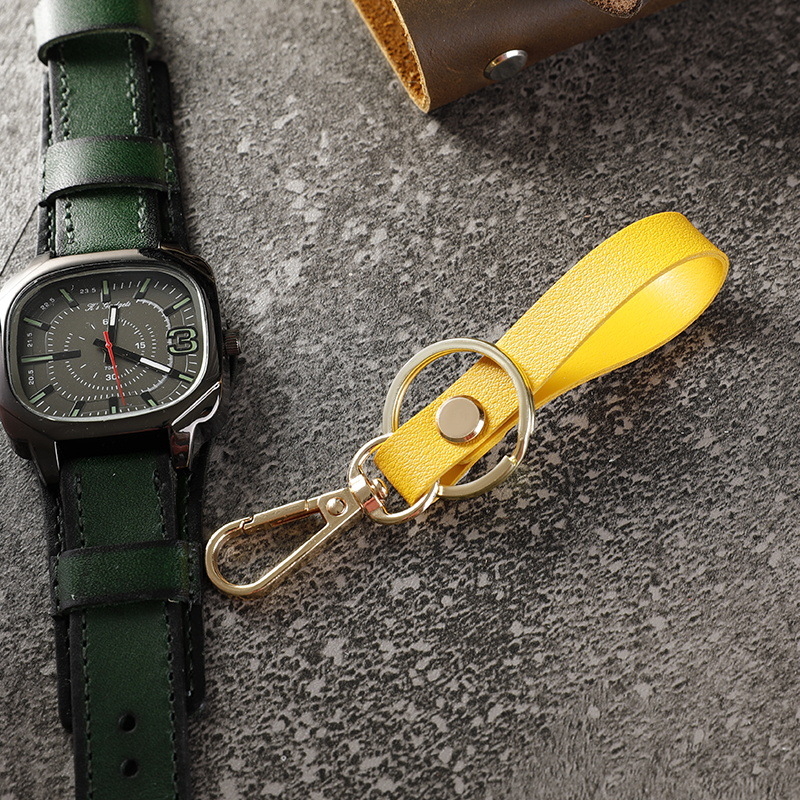 Bőr kulcstartó, négyzet alakú, koreai stílusú, dombornyomott logóval, ajándékba illő