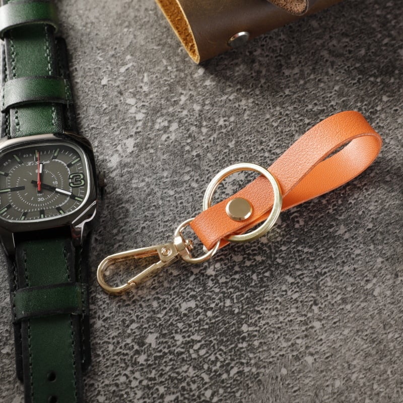 Bőr kulcstartó, négyzet alakú, koreai stílusú, dombornyomott logóval, ajándékba illő