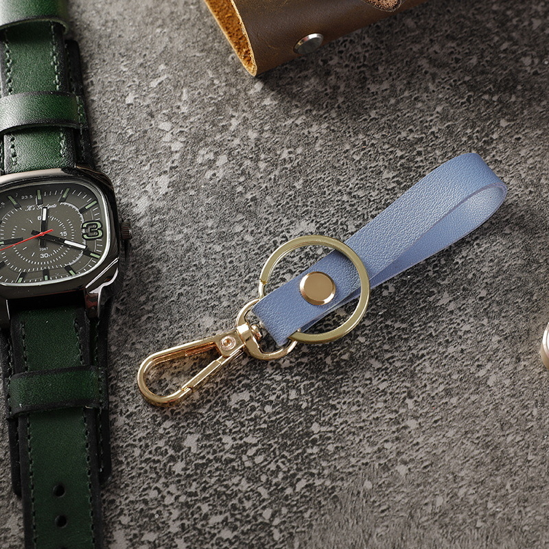 Bőr kulcstartó, négyzet alakú, koreai stílusú, dombornyomott logóval, ajándékba illő