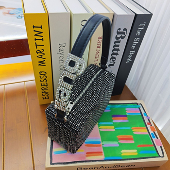 Rhinestone keresztpántos táska, négyzet alakú, cipzáras nyitás, poliészter bélés, belső ID rekesz, tavasz 2026