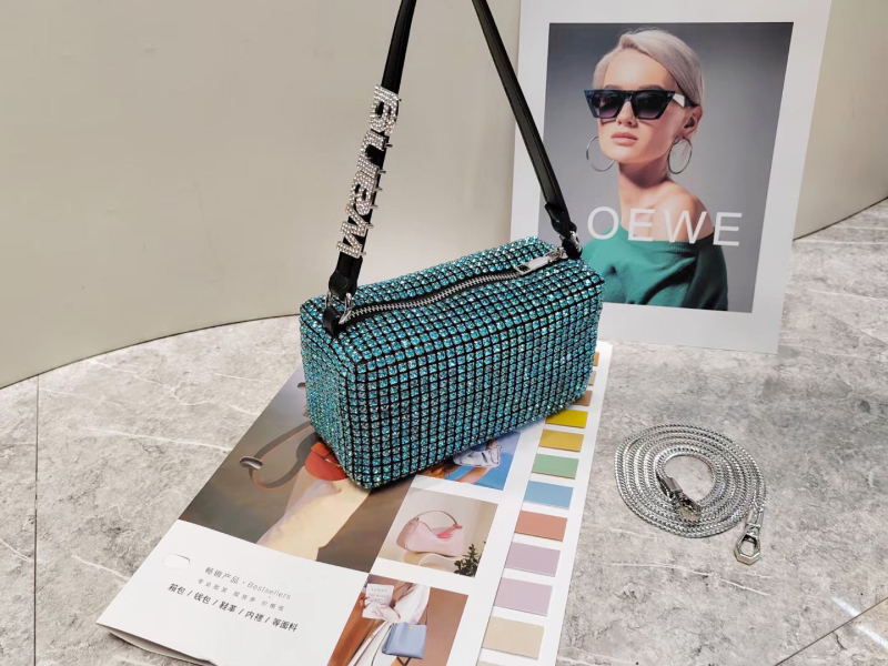 Rhinestone keresztpántos táska, négyzet alakú, cipzáras nyitás, poliészter bélés, belső ID rekesz, tavasz 2026