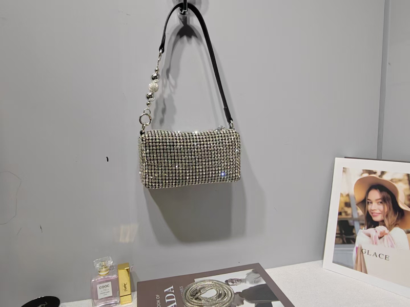 Rhinestone keresztpántos táska, négyzet alakú, cipzáras nyitás, poliészter bélés, belső ID rekesz, tavasz 2026