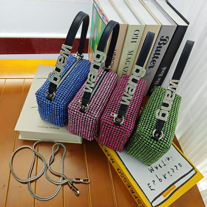 Rhinestone keresztpántos táska, négyzet alakú, cipzáras nyitás, poliészter bélés, belső ID rekesz, tavasz 2026