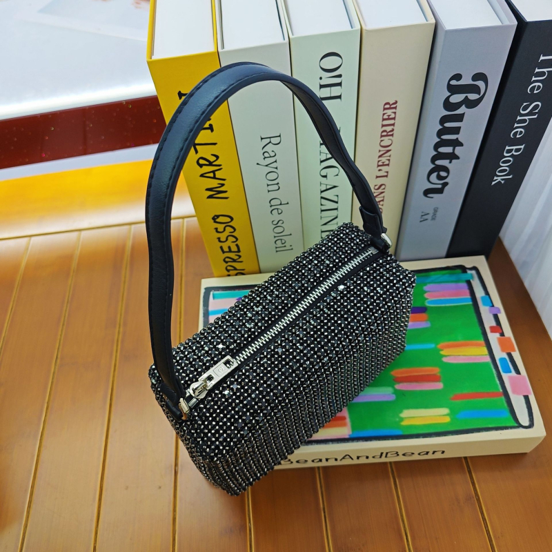 Rhinestone keresztpántos táska, négyzet alakú, cipzáras nyitás, poliészter bélés, belső ID rekesz, tavasz 2026