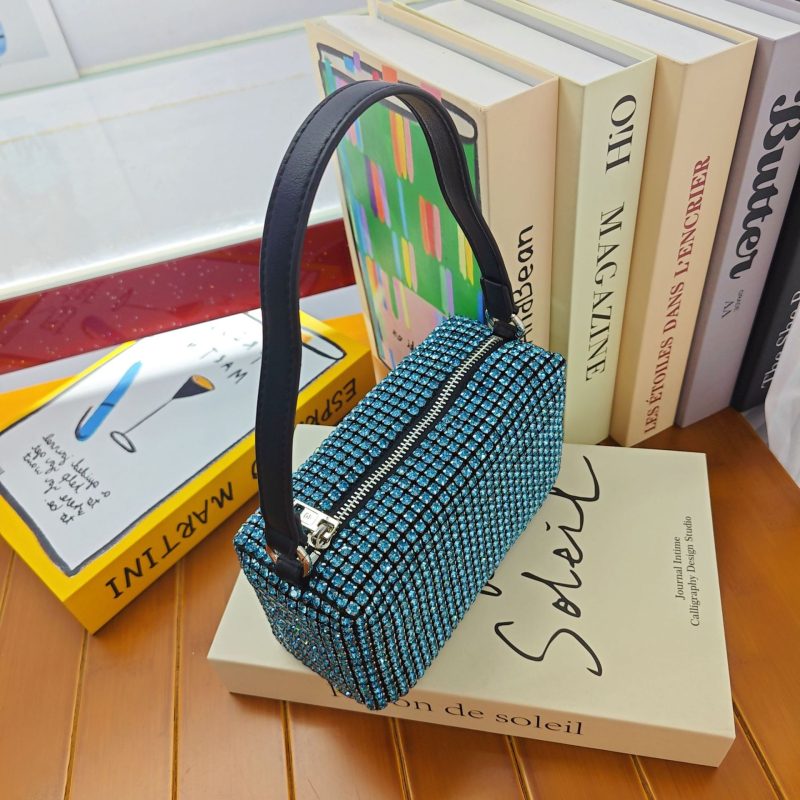 Rhinestone keresztpántos táska, négyzet alakú, cipzáras nyitás, poliészter bélés, belső ID rekesz, tavasz 2026