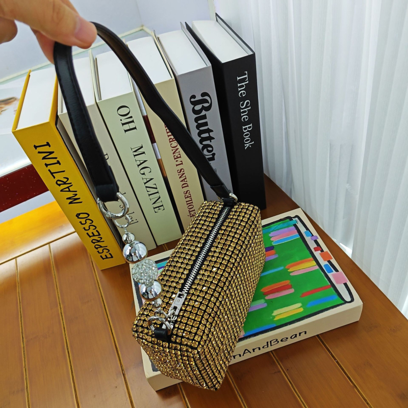 Rhinestone keresztpántos táska, négyzet alakú, cipzáras nyitás, poliészter bélés, belső ID rekesz, tavasz 2026