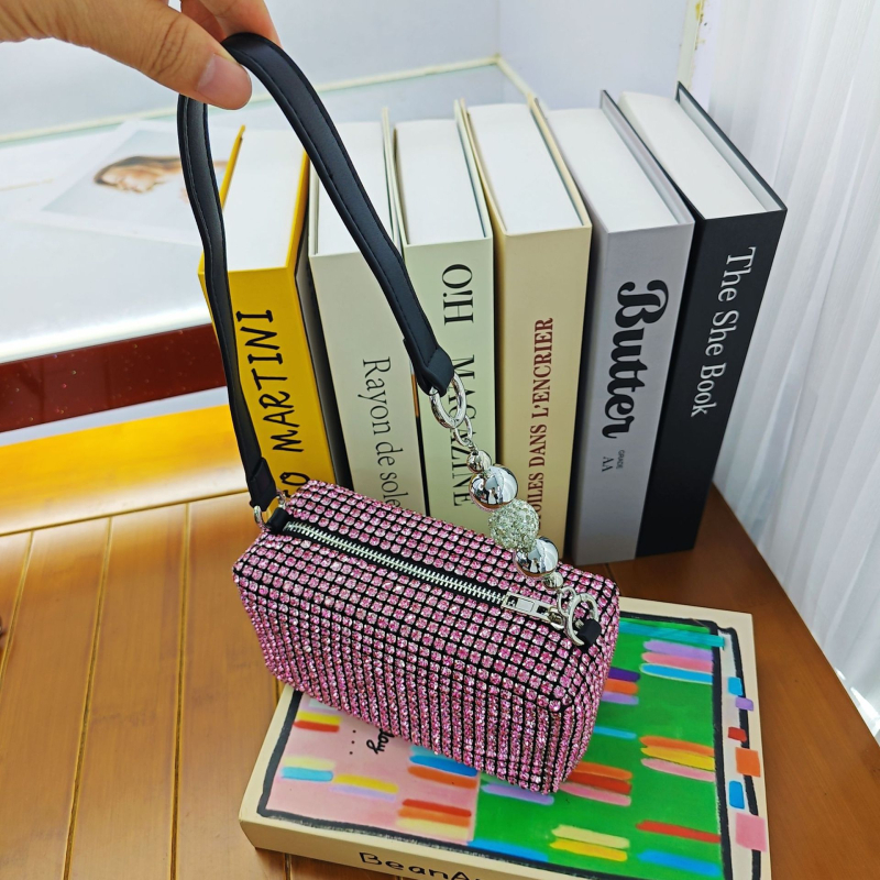 Rhinestone keresztpántos táska, négyzet alakú, cipzáras nyitás, poliészter bélés, belső ID rekesz, tavasz 2026