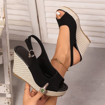 Sandale romane cu toc pe platformă, vârf deschis în formă de gură de pește, partea superioară din țesătură, închidere cu cataramă