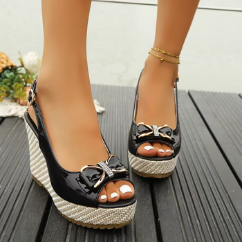 Sandale romane cu toc pe platformă, vârf deschis în formă de gură de pește, partea superioară din țesătură, închidere cu cataramă