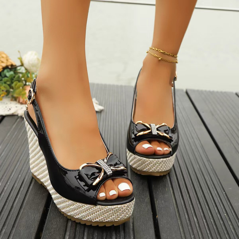 Sandale romane cu toc pe platformă, vârf deschis în formă de gură de pește, partea superioară din țesătură, închidere cu cataramă