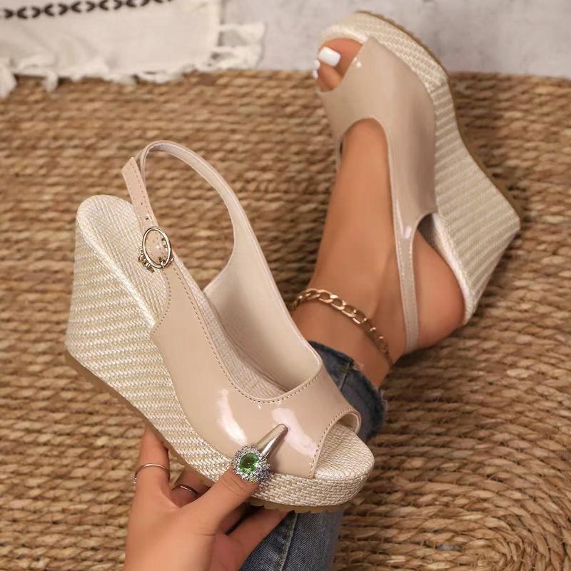 Sandale romane cu toc pe platformă, vârf deschis în formă de gură de pește, partea superioară din țesătură, închidere cu cataramă