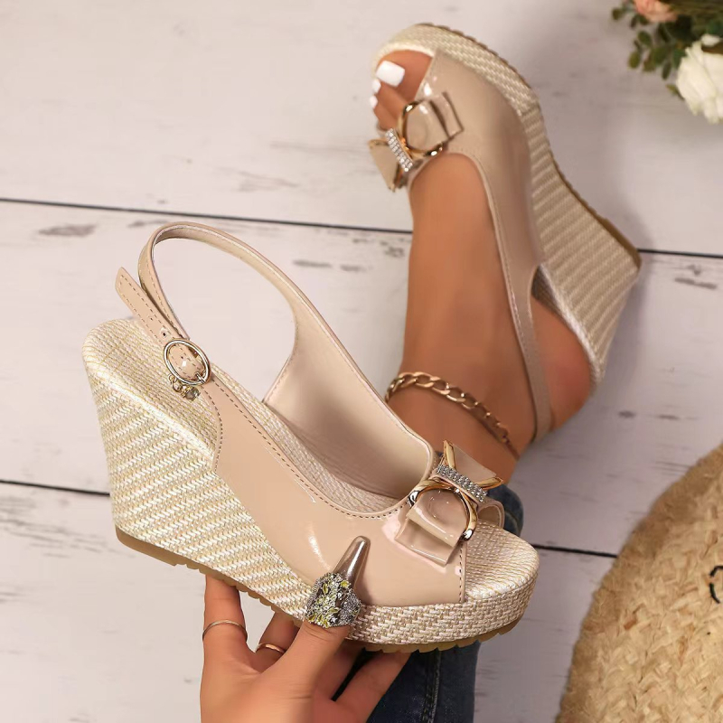 Sandale romane cu toc pe platformă, vârf deschis în formă de gură de pește, partea superioară din țesătură, închidere cu cataramă