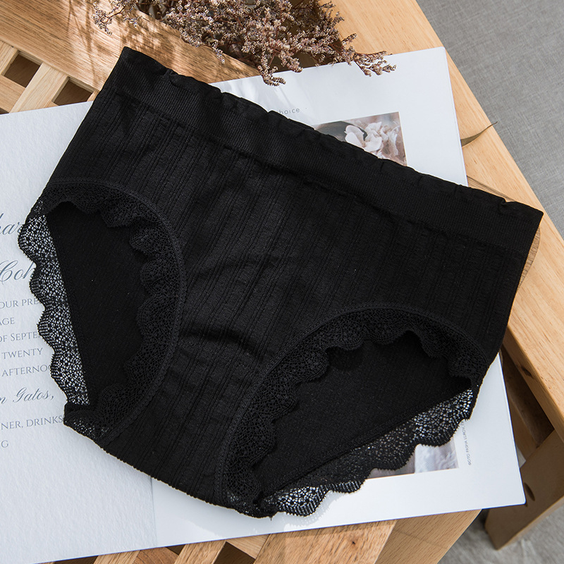 Bezšvové, priedušné dámske nohavičky so stredným pásom, čipkou a bavlnenou vložkou