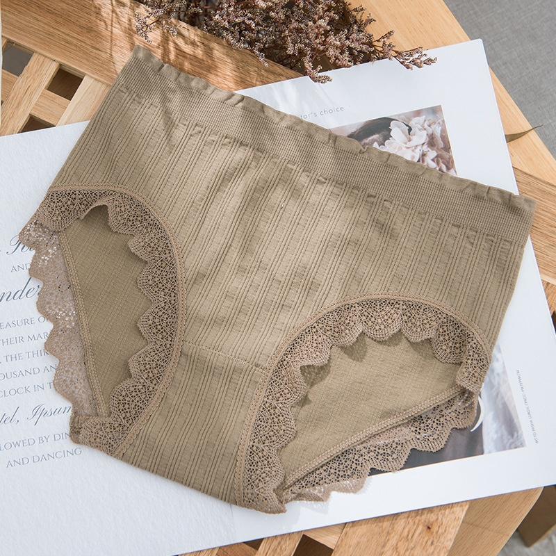 Bezšvové, priedušné dámske nohavičky so stredným pásom, čipkou a bavlnenou vložkou