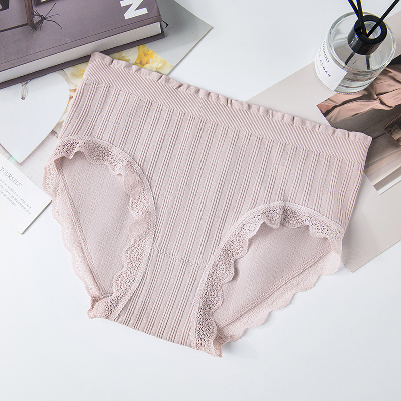 Bezšvové, priedušné dámske nohavičky so stredným pásom, čipkou a bavlnenou vložkou