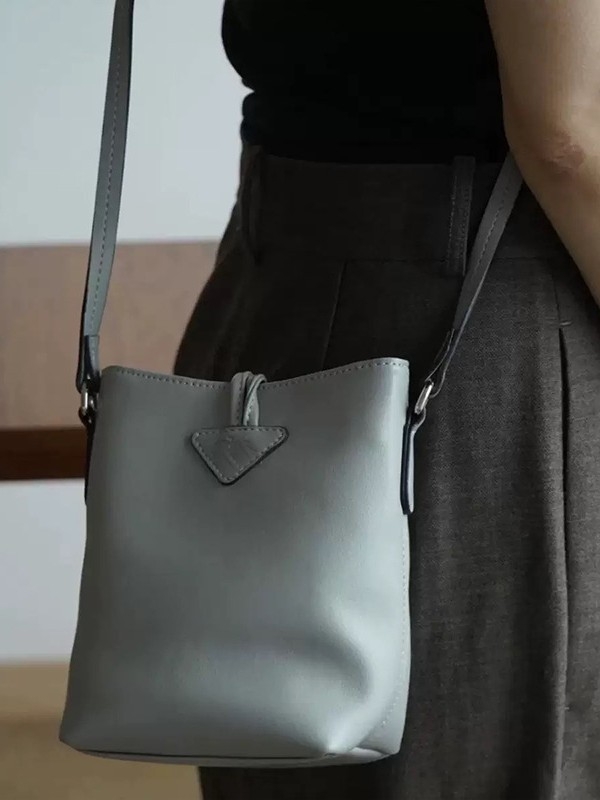 Bucket torba u urbanom jednostavnosti stila, PU materijal, oblik košare, otvaranje kukom, unutarnji džepovi za telefon i ID karticu