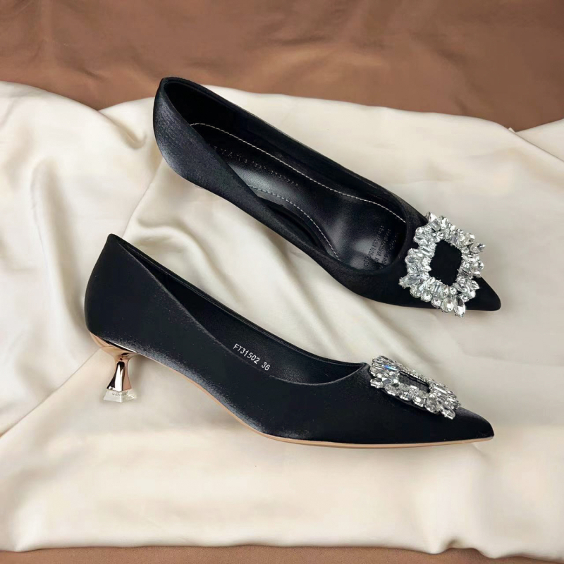 Dámske ploché topánky — okrúhla špička, PU vršok, gumová podrážka, mikrovláknová výstelka, slip-on