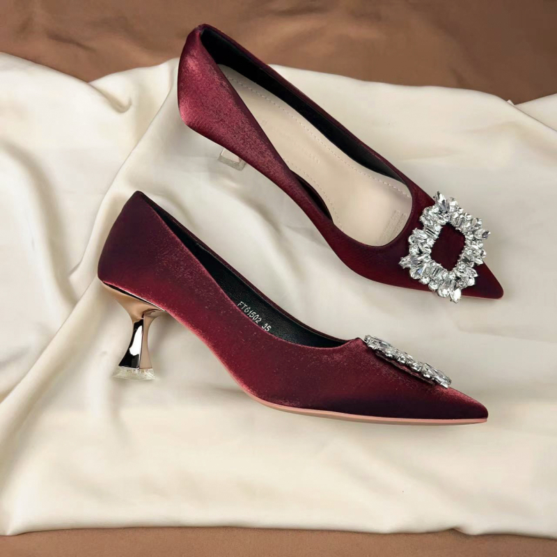 Dámske ploché topánky — okrúhla špička, PU vršok, gumová podrážka, mikrovláknová výstelka, slip-on