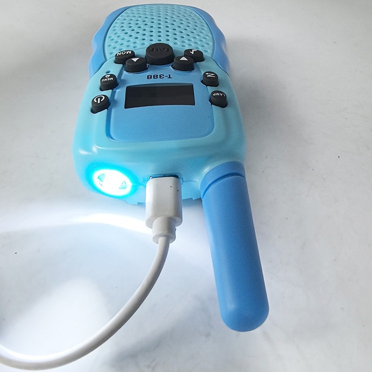 Huike T388 Gyerek Walkie-Talkie 22 csatorna, 1,5–3 km hatótáv, RF teljesítmény 0,5 W, 3,7 V lítium akkumulátor, kijelzővel