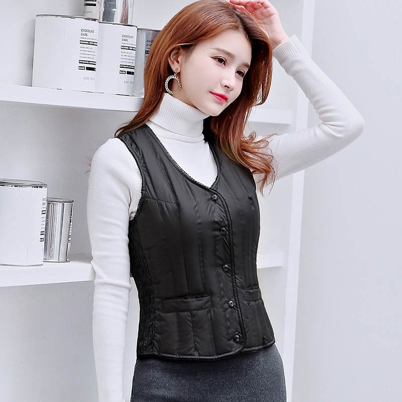 Γυναικείο κοντό γιλέκο με πούπουλα, λεπτό και εφαρμοστό, χωρίς μανίκια χωρίς γιακά; γέμισμα: πούπουλο από λευκή πάπια; εξωτερικό ύφασμα: 100% πολυεστέρας; επένδυση: πολυεστέρας; μήκος: 40–50 cm