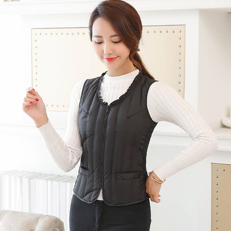 Γυναικείο κοντό γιλέκο με πούπουλα, λεπτό και εφαρμοστό, χωρίς μανίκια χωρίς γιακά; γέμισμα: πούπουλο από λευκή πάπια; εξωτερικό ύφασμα: 100% πολυεστέρας; επένδυση: πολυεστέρας; μήκος: 40–50 cm