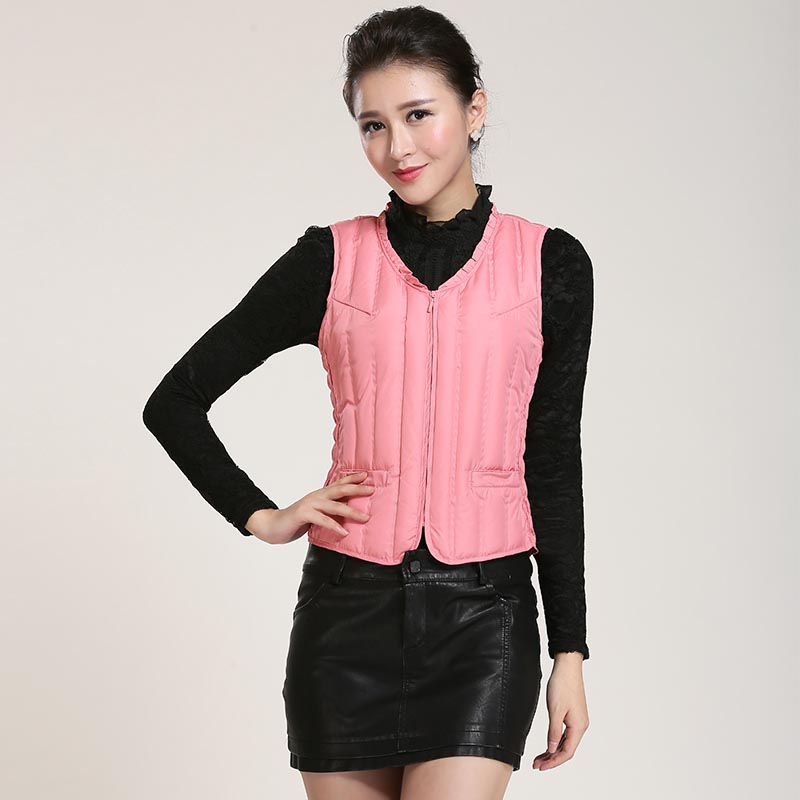 Γυναικείο κοντό γιλέκο με πούπουλα, λεπτό και εφαρμοστό, χωρίς μανίκια χωρίς γιακά; γέμισμα: πούπουλο από λευκή πάπια; εξωτερικό ύφασμα: 100% πολυεστέρας; επένδυση: πολυεστέρας; μήκος: 40–50 cm