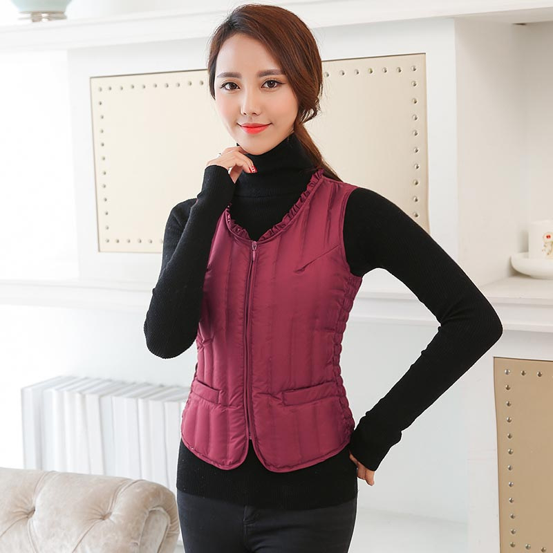 Γυναικείο κοντό γιλέκο με πούπουλα, λεπτό και εφαρμοστό, χωρίς μανίκια χωρίς γιακά; γέμισμα: πούπουλο από λευκή πάπια; εξωτερικό ύφασμα: 100% πολυεστέρας; επένδυση: πολυεστέρας; μήκος: 40–50 cm