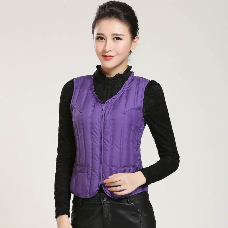 Γυναικείο κοντό γιλέκο με πούπουλα, λεπτό και εφαρμοστό, χωρίς μανίκια χωρίς γιακά; γέμισμα: πούπουλο από λευκή πάπια; εξωτερικό ύφασμα: 100% πολυεστέρας; επένδυση: πολυεστέρας; μήκος: 40–50 cm