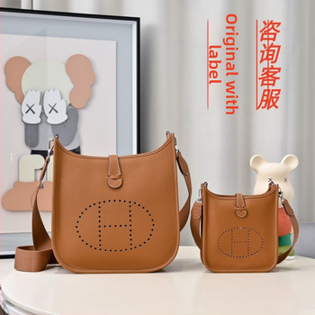 Γυναικεία δερμάτινη τσάντα ώμου από δέρμα πρώτης στρώσης, οριζόντιο τετράγωνο σχήμα, μαγνητικό κούμπωμα, αστικό στυλ μετακινήσεων, άνοιξη 2025