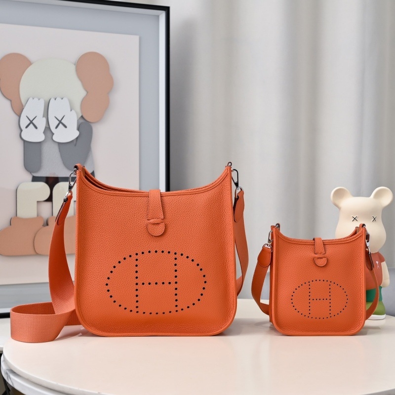 Γυναικεία δερμάτινη τσάντα ώμου από δέρμα πρώτης στρώσης, οριζόντιο τετράγωνο σχήμα, μαγνητικό κούμπωμα, αστικό στυλ μετακινήσεων, άνοιξη 2025