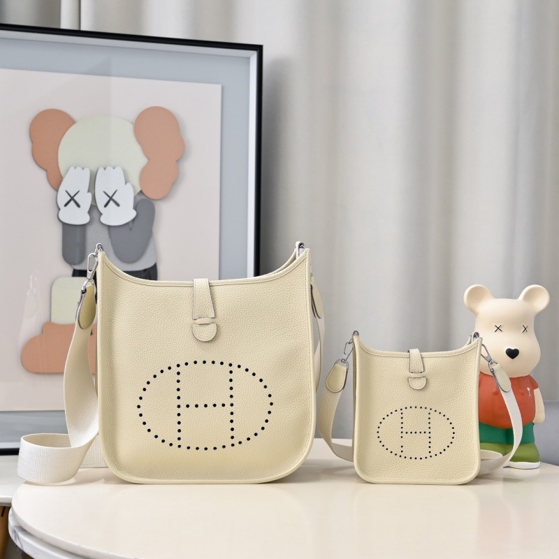 Γυναικεία δερμάτινη τσάντα ώμου από δέρμα πρώτης στρώσης, οριζόντιο τετράγωνο σχήμα, μαγνητικό κούμπωμα, αστικό στυλ μετακινήσεων, άνοιξη 2025