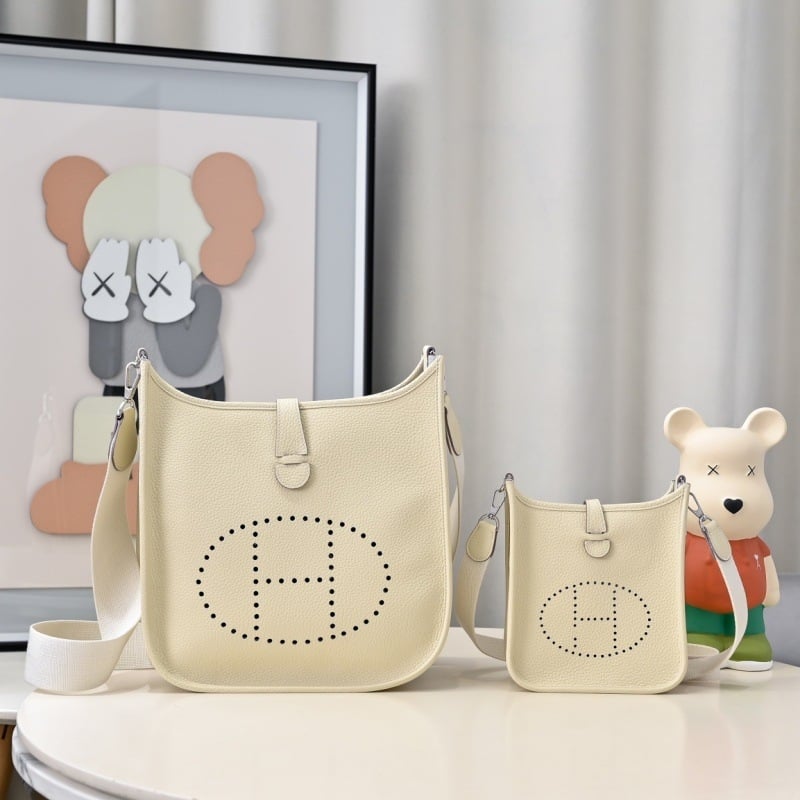 Γυναικεία δερμάτινη τσάντα ώμου από δέρμα πρώτης στρώσης, οριζόντιο τετράγωνο σχήμα, μαγνητικό κούμπωμα, αστικό στυλ μετακινήσεων, άνοιξη 2025