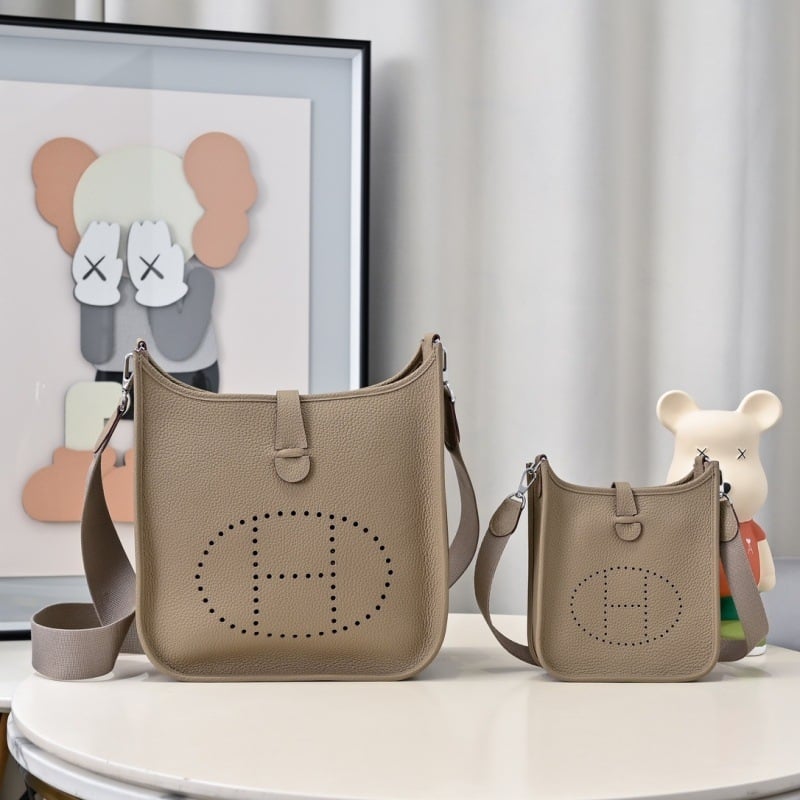 Γυναικεία δερμάτινη τσάντα ώμου από δέρμα πρώτης στρώσης, οριζόντιο τετράγωνο σχήμα, μαγνητικό κούμπωμα, αστικό στυλ μετακινήσεων, άνοιξη 2025