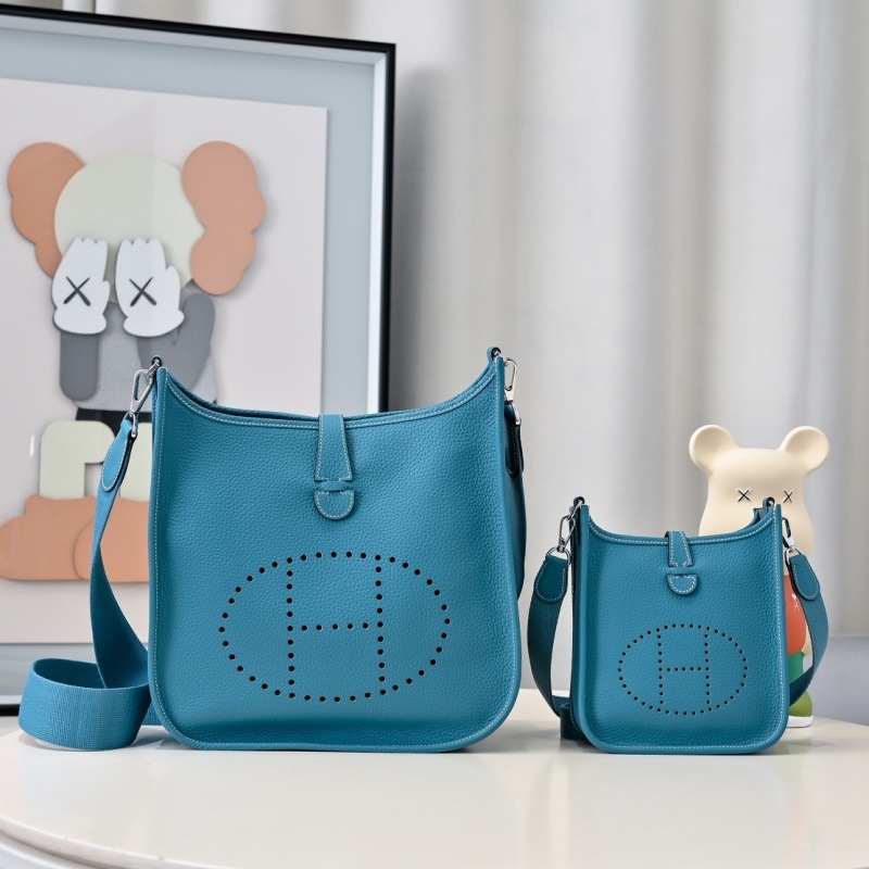 Γυναικεία δερμάτινη τσάντα ώμου από δέρμα πρώτης στρώσης, οριζόντιο τετράγωνο σχήμα, μαγνητικό κούμπωμα, αστικό στυλ μετακινήσεων, άνοιξη 2025