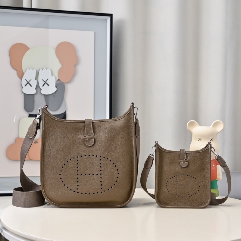 Γυναικεία δερμάτινη τσάντα ώμου από δέρμα πρώτης στρώσης, οριζόντιο τετράγωνο σχήμα, μαγνητικό κούμπωμα, αστικό στυλ μετακινήσεων, άνοιξη 2025