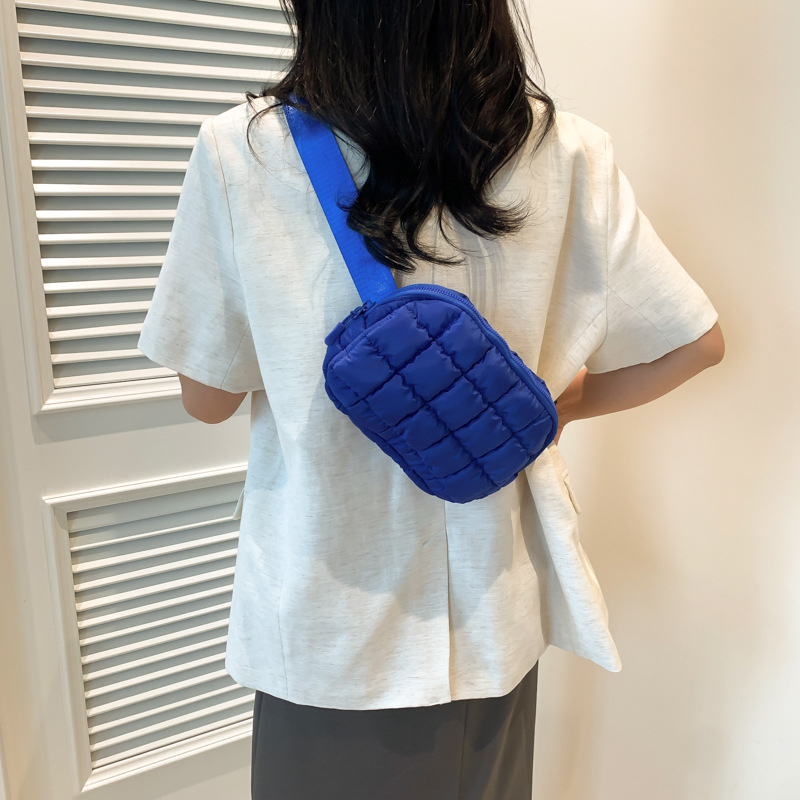 Ženska crossbody torba s oblacima i kvadratnim uzorkom, zatvaranje zipom, jedan remen, podstava poliester, unutarnji džep s zipom i džep za telefon