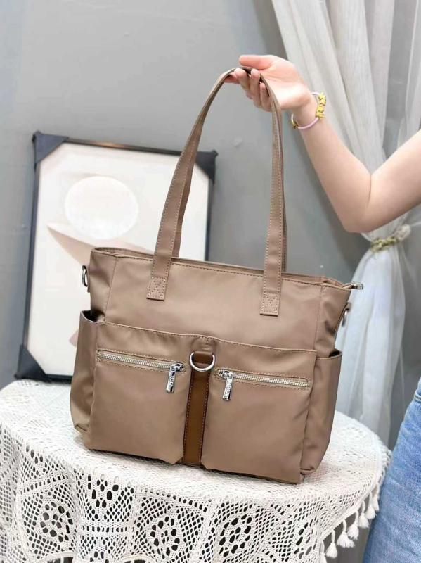 Γυναικεία τσάντα crossbody από Oxford ύφασμα, οριζόντια τετράγωνη μορφή, κλείσιμο με φερμουάρ, διπλό λουρί ώμου, εσωτερικές θήκες: φερμουάρ, θήκη για κινητό και ταυτότητα