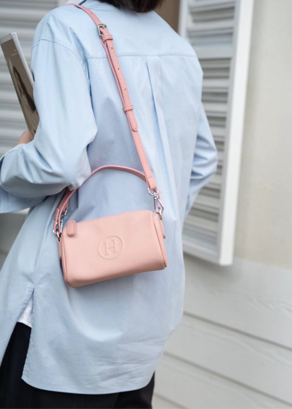Crossbody torba od prave kože, koža prvog sloja, poliester podstava, zatvaranje na zip, unutarnji džepovi
