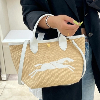 Τσάντα από ψάθα σε σχήμα κουβά, με έναν ιμάντα στον ώμο, μαγνητικό κούμπωμα, εσωτερική θήκη για κινητό, τρισδιάστατη σιλουέτα