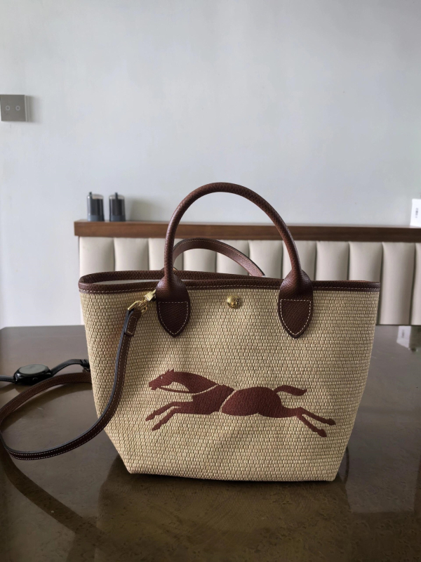 Τσάντα από ψάθα σε σχήμα κουβά, με έναν ιμάντα στον ώμο, μαγνητικό κούμπωμα, εσωτερική θήκη για κινητό, τρισδιάστατη σιλουέτα