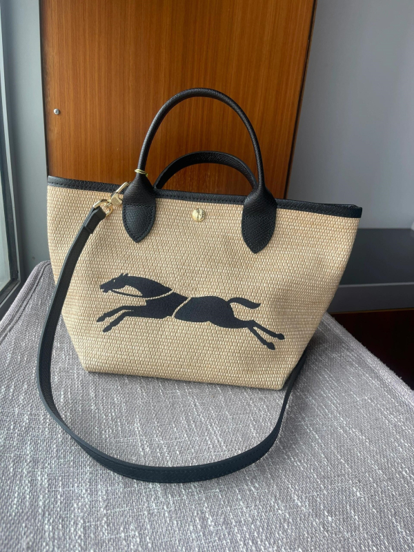 Τσάντα από ψάθα σε σχήμα κουβά, με έναν ιμάντα στον ώμο, μαγνητικό κούμπωμα, εσωτερική θήκη για κινητό, τρισδιάστατη σιλουέτα