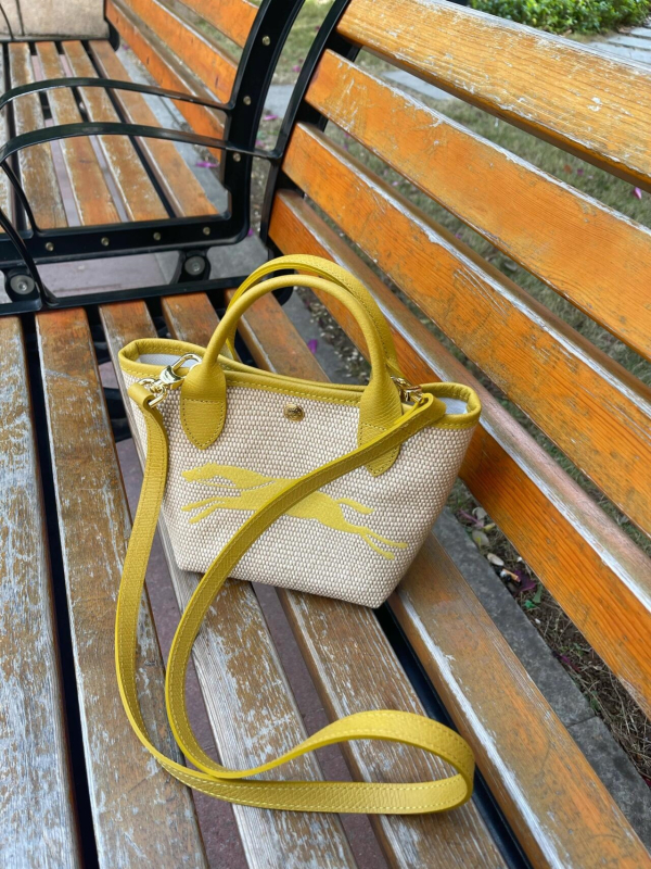 Τσάντα από ψάθα σε σχήμα κουβά, με έναν ιμάντα στον ώμο, μαγνητικό κούμπωμα, εσωτερική θήκη για κινητό, τρισδιάστατη σιλουέτα