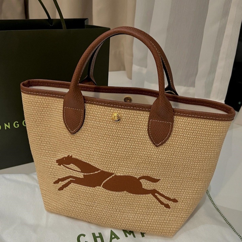 Τσάντα από ψάθα σε σχήμα κουβά, με έναν ιμάντα στον ώμο, μαγνητικό κούμπωμα, εσωτερική θήκη για κινητό, τρισδιάστατη σιλουέτα